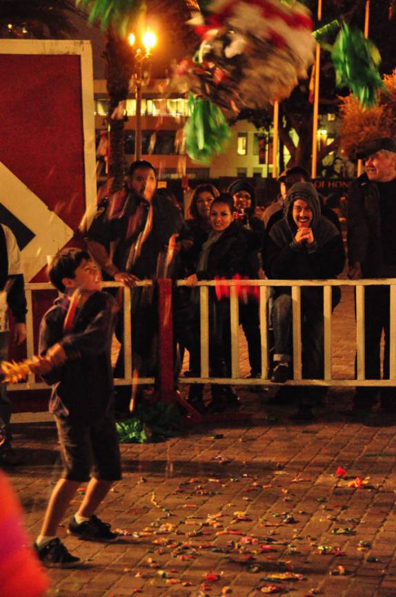 Menino participa de Piñada, brincadeira típica mexicana, em festa organizada no Pueblo de Los Angeles, centro histórico da maior cidade da Califórnia - Estados Unidos